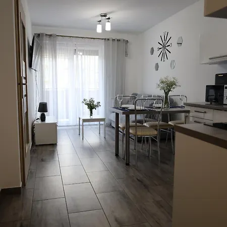 Lesne Tarasy 45a, * Dziwnówek